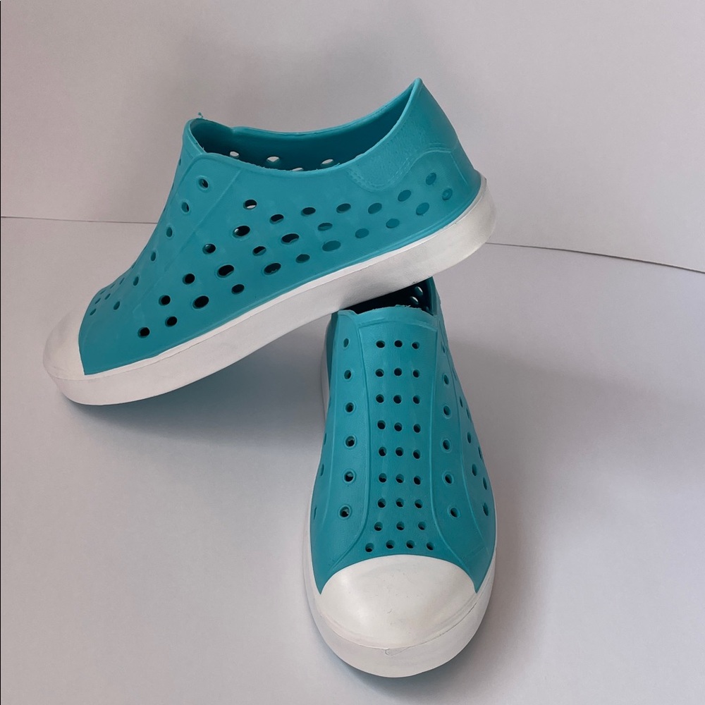 NWOT CRANE Women’s Blue Perforated Slip-On Shoes.  Size 7/8